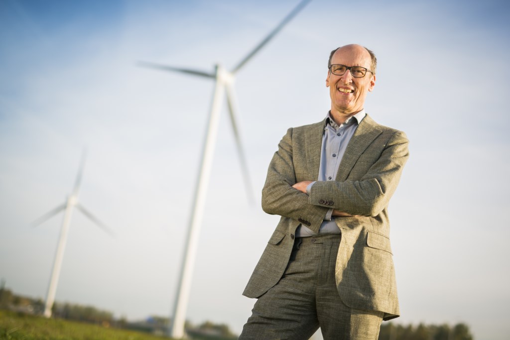 Wethouder Hoefsloot bij de windmolens bij knooppunt Maanderbroek (A12/A30).