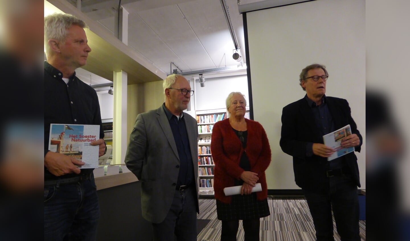 Peter Beijer, Harry Witte, Jos Tak en Lex Bergers met de eerste boeken