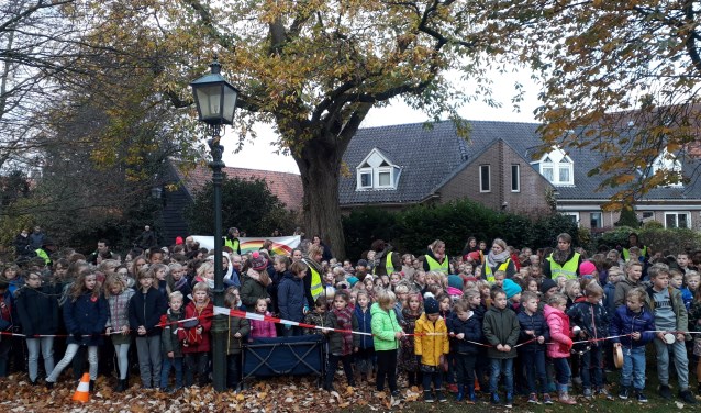 In totaal 400 kinderen trokken zingend door de straten van Amerongen.