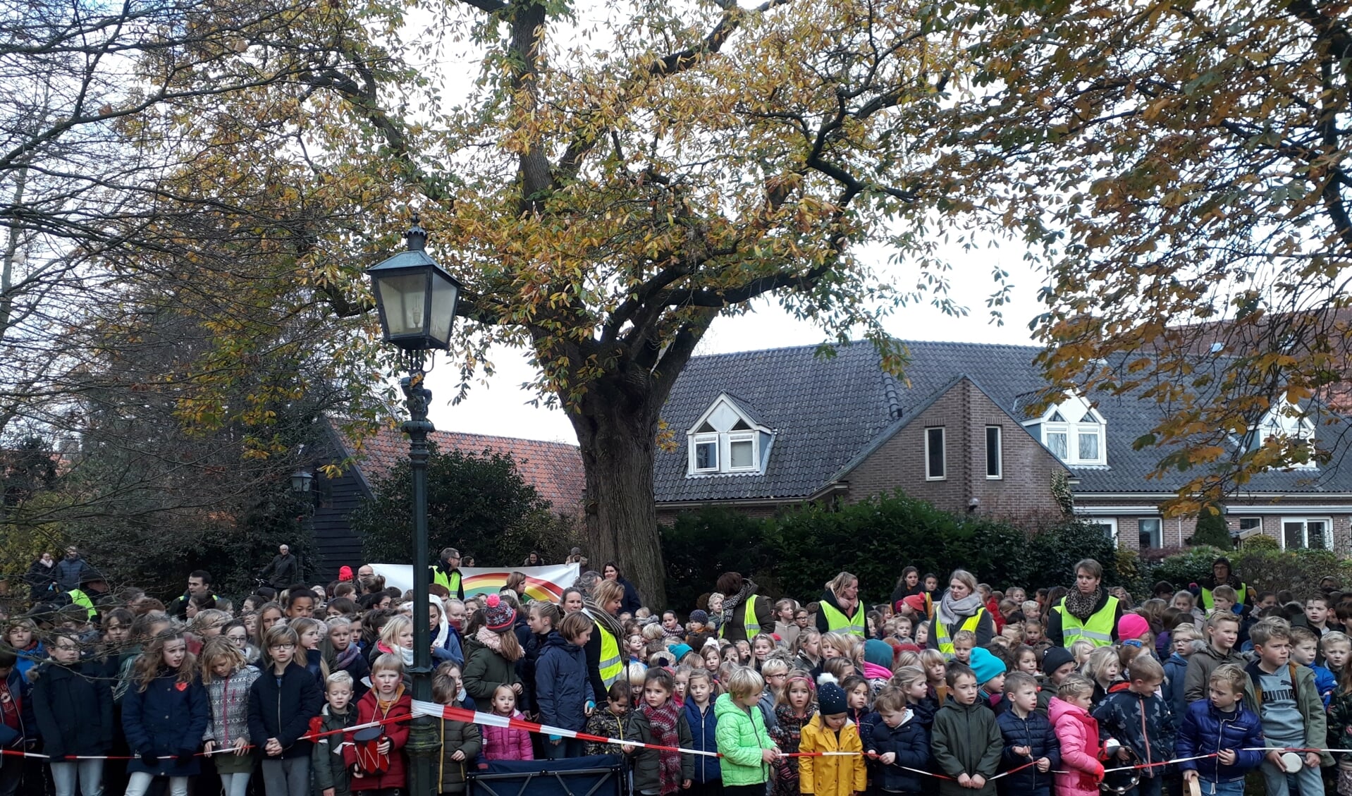 In totaal 400 kinderen trokken zingend door de straten van Amerongen.