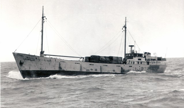 De 57 meter lange Valbella van dochter Intercoast ploegt door een koppig zeetje.