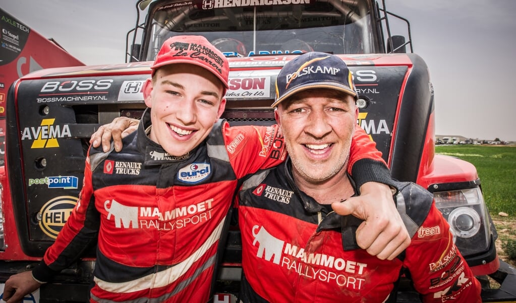 Mitchel van den Brink (links) maakt aan de zijde van vader Martin, als jongste deelnemer ooit, zijn debuut in de Dakar Rally.