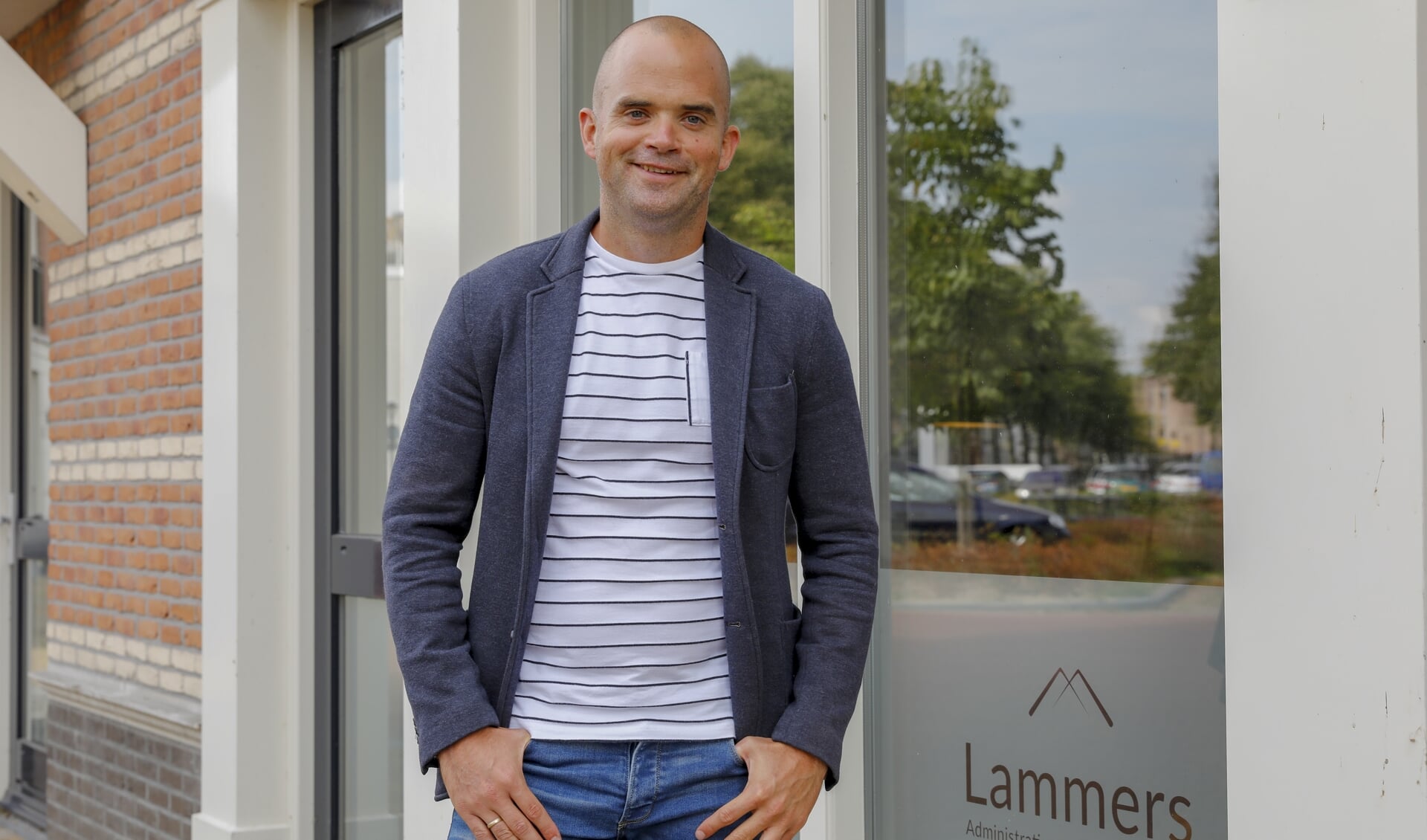 Elwin Lammers voor zijn kantoor in Gorinchem.