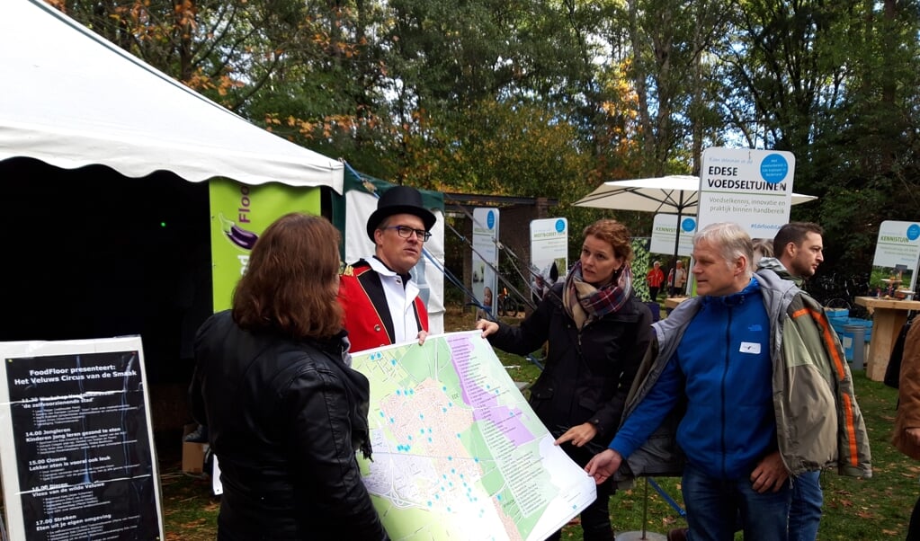 Eetbaar Ede overhandigt een kaart met alle stadslandbouwinitiatieven in Ede aan Wethouder Hester Veltman 
