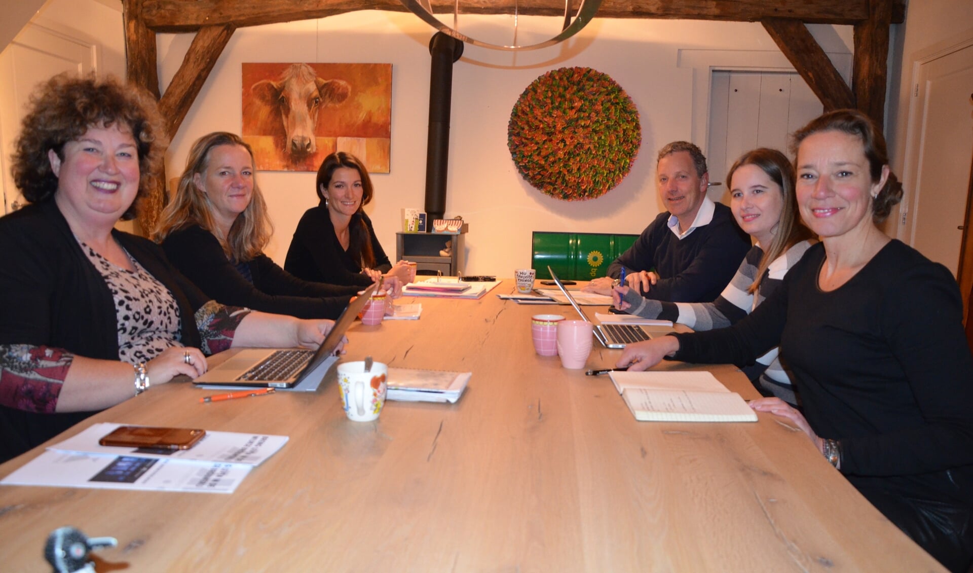LInks: Etske Muis, Martine van Amerongen, Anouk Klaassen: rechts: Tanja Legemaat, Linda van Vemde en Hans de Vries