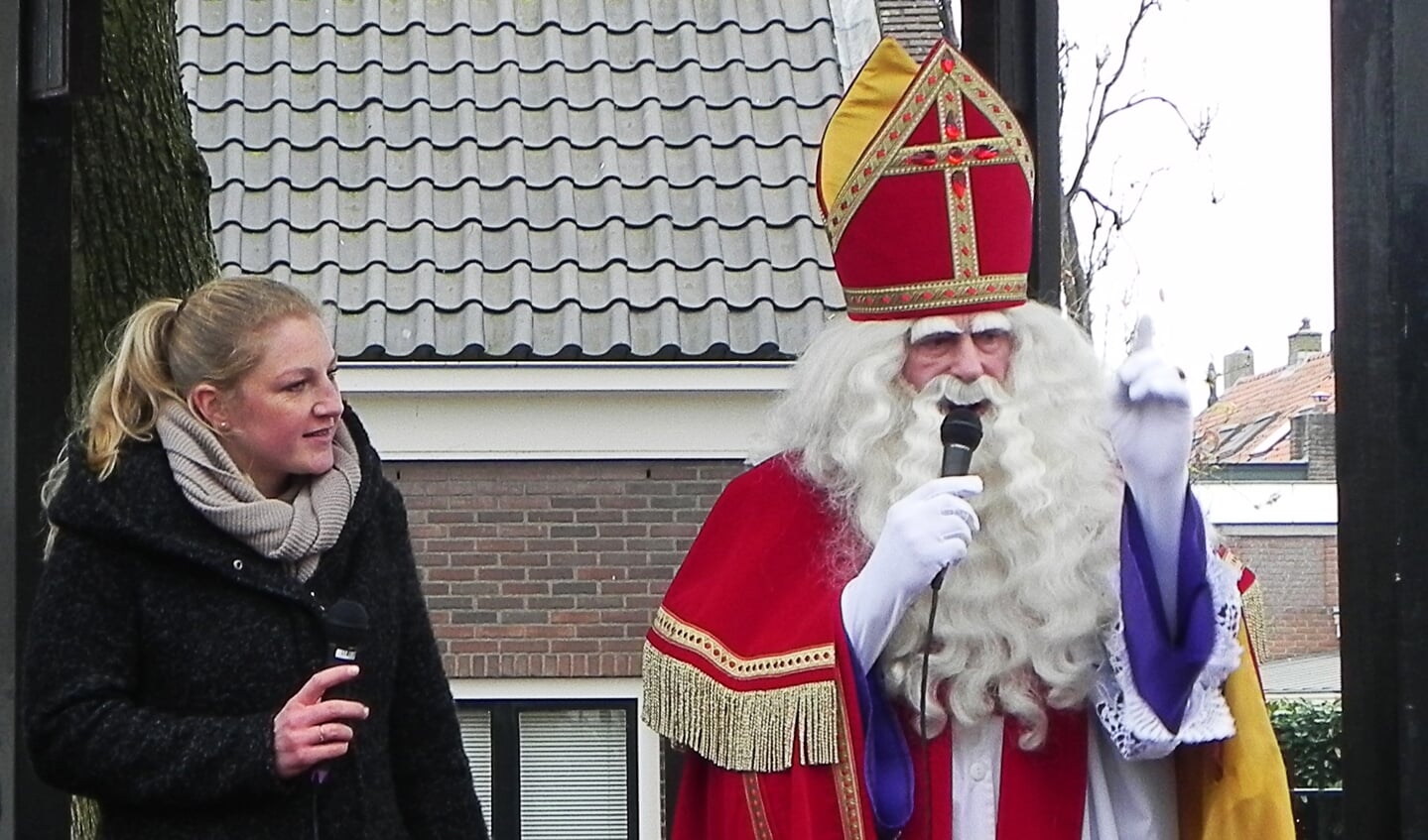 Sinterklaas steekt zijn vinger in de lucht wanneer hij iets belangrijks gaat zeggen.