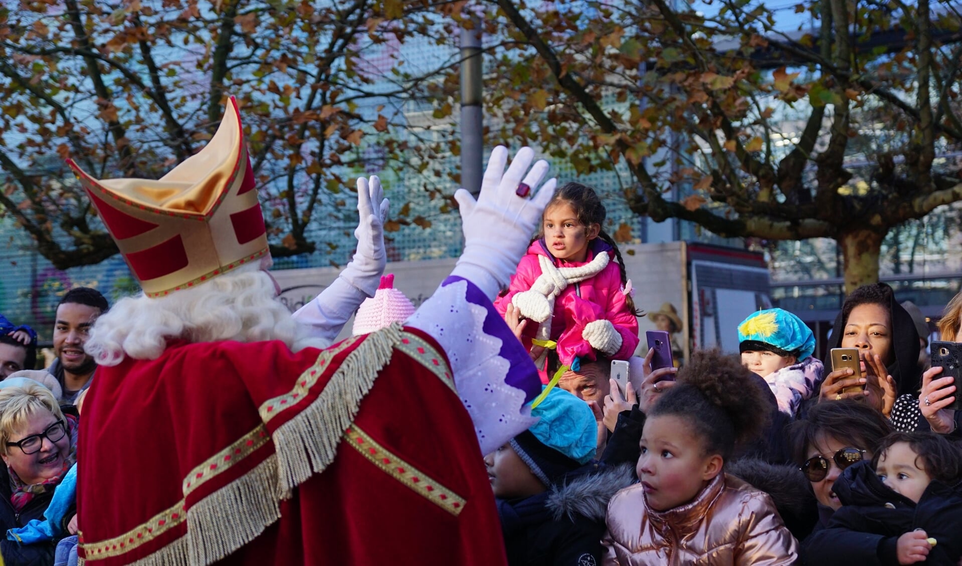 Sinterklaas begroet kinderen bij een eerdere ontvangst op het Stadsplein.