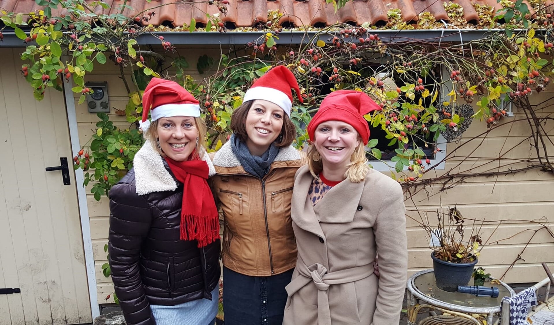 Rita Wensenk, Lisette van de Geijn en Nicolette Riga (v.l.n.r.) ,,Meer kerstbeleving en gezelligheid in winkelgebied Soestdijk.