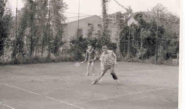 Tennisbaan op t'Schilt ± 1952. Op de achtergrond de smederij