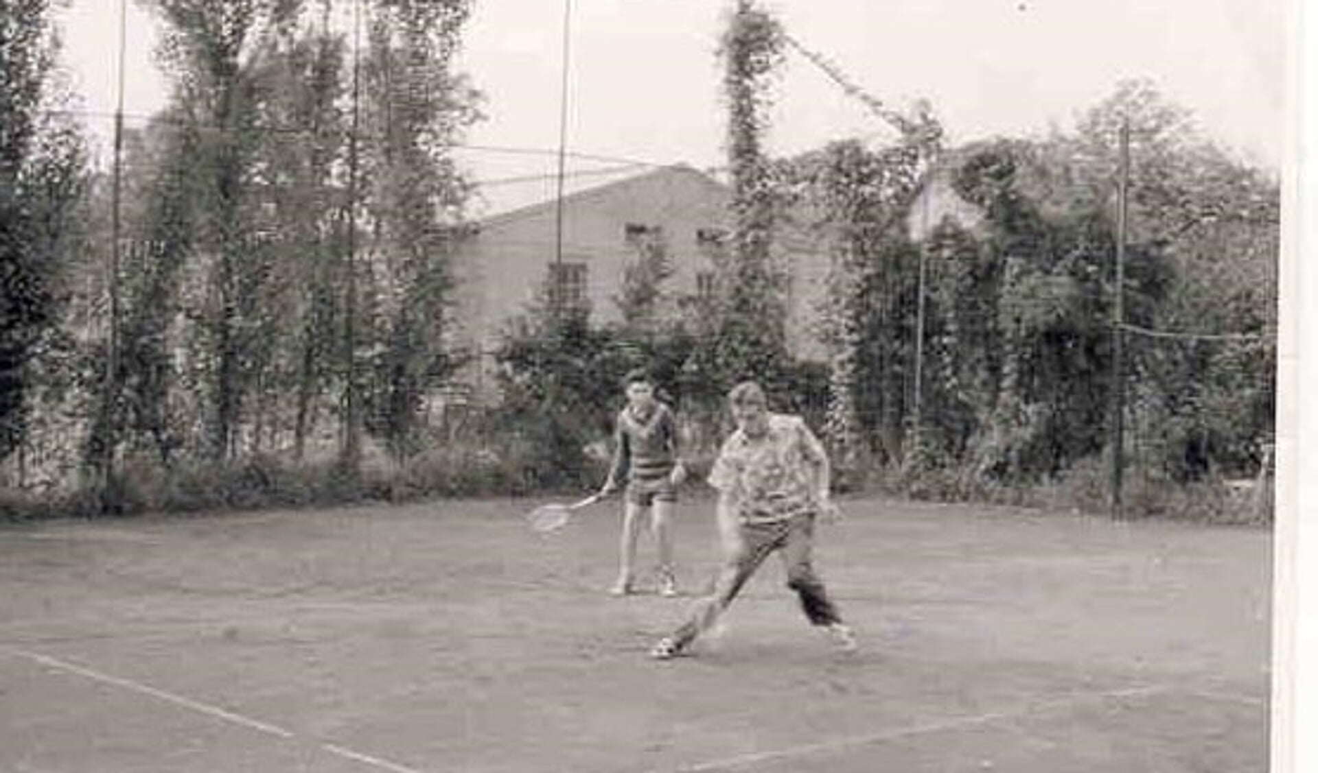 Tennisbaan op t'Schilt ± 1952. Op de achtergrond de smederij