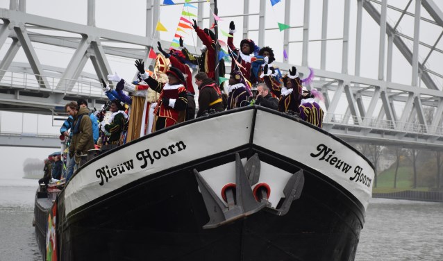 Pakjesboot 63 komt aan in Houten.