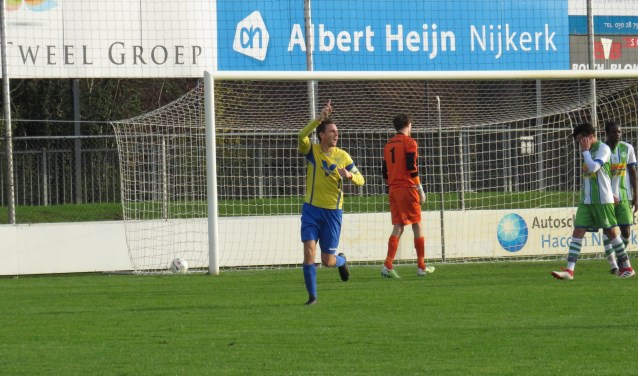 Lachend loopt Yannick Cornelisz weg na één van zijn drie treffers tegen ASV Dronten