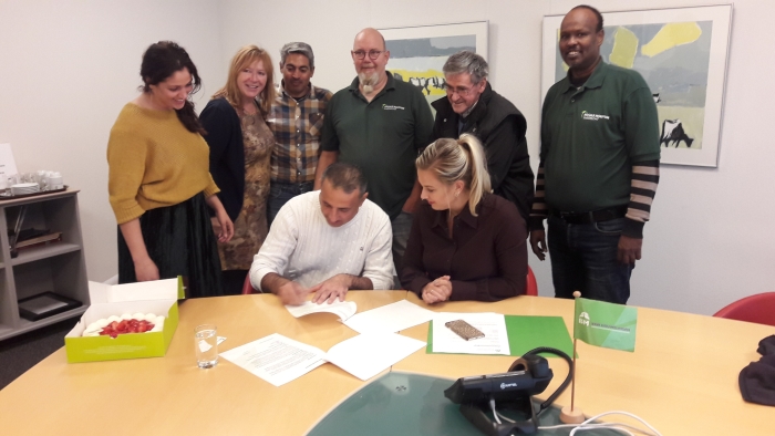 Mahmoud Sahyooni, Annelies van Campen (BM van Houwelingen) ondertekenen samen de arbeidsovereenkomst