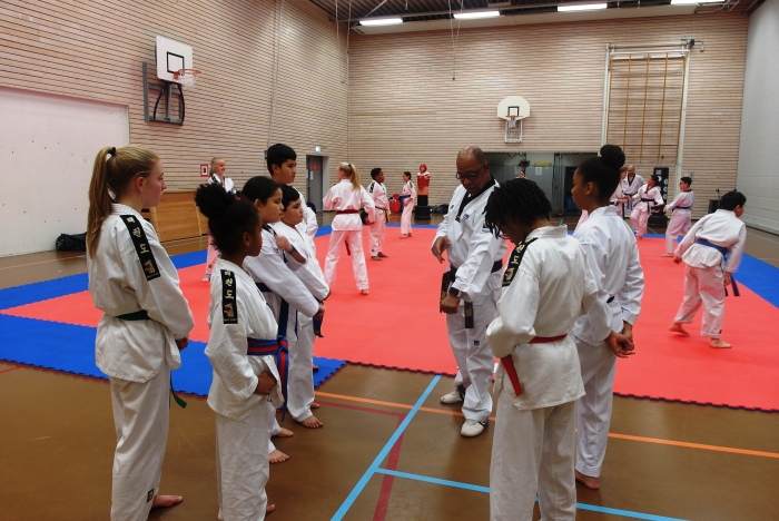 Sylvestro van der Kooye geeft instructies aan de leerlingen