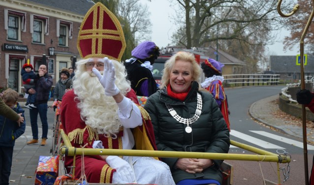 Sinterklaas met loco-burgemeester Wil Kosterman op weg naar het dorpshuis