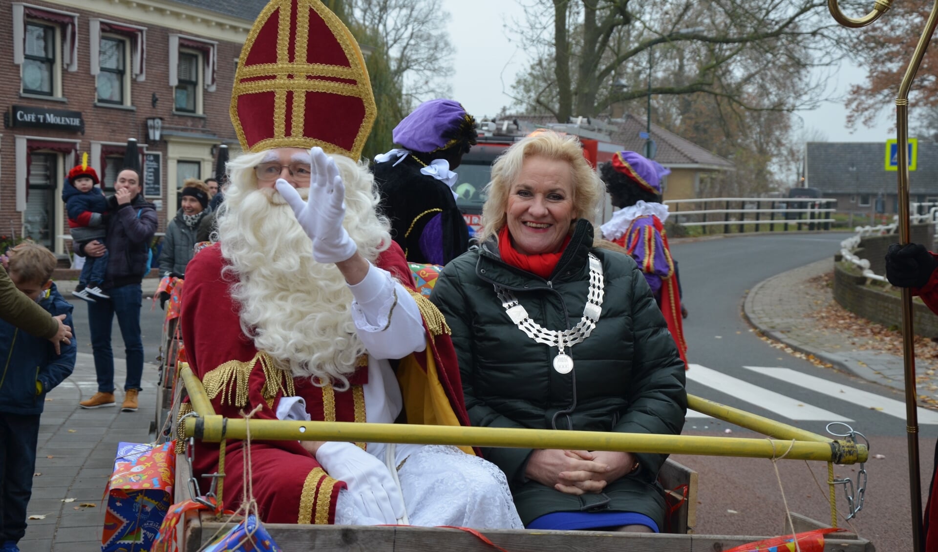 Sinterklaas met loco-burgemeester Wil Kosterman op weg naar het dorpshuis