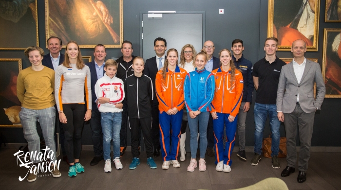 Initiatiefneemster van TopsUPport Lisanne de Roever samen met haar vijf amssadeurs en een aantal topsporters en talenten en wethouder sport Adam Elzakalai.