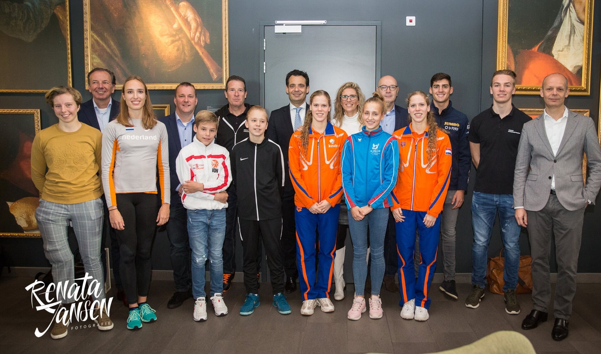 Initiatiefneemster van TopsUPport Lisanne de Roever samen met haar vijf amssadeurs en een aantal topsporters en talenten en wethouder sport Adam Elzakalai.