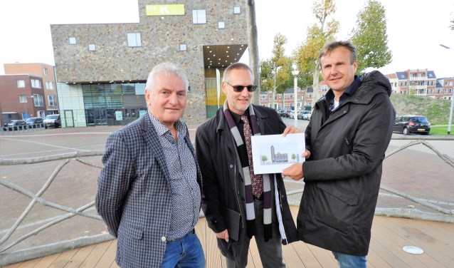Van links af Paul Bakker, Tom Horn en Kevin van Nieuwkoop met het ontwerp van het nog te realiseren Marktgebouw.
