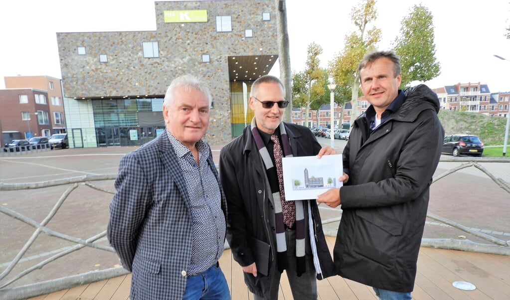 Van links af Paul Bakker, Tom Horn en Kevin van Nieuwkoop met het ontwerp van het nog te realiseren Marktgebouw.