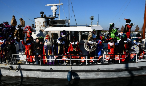 <p>Sinterklaas werd ook op deze archieffoto uit 2018 feestelijk binnengehaald in de haven van Nulde.</p>