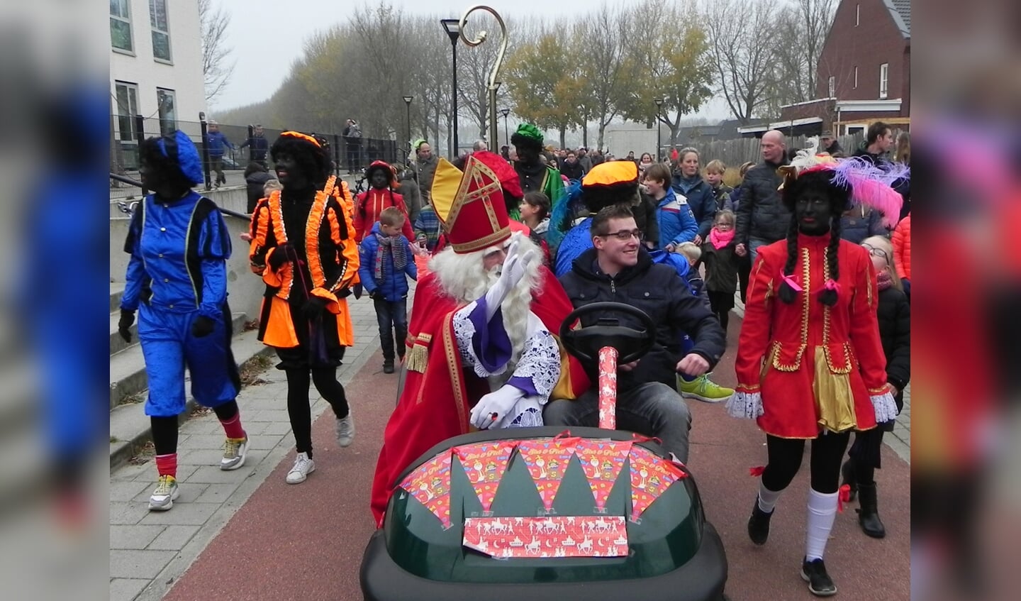 Na een ronde door Werkhoven gemaakt te hebben komt Sinterklaas aan  bij het Kwartier.