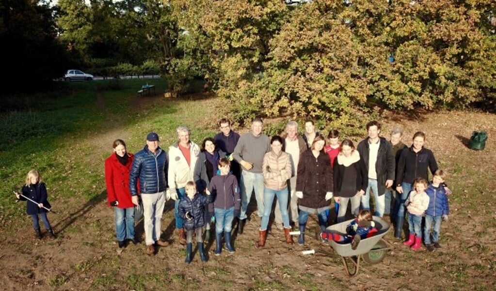 Vrijwilligers, klein en groot, tijdens de snoeimiddag op 3 november op het oude Biltsche Meertje. Het was een groot succes. Er is veel en goed werk verzet en het werd een leuke middag samen.