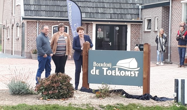 Evert en Martine Legemaat onthullen met wethouder Chantal Broekhuis het bord bij Boerderij de Toekomst.