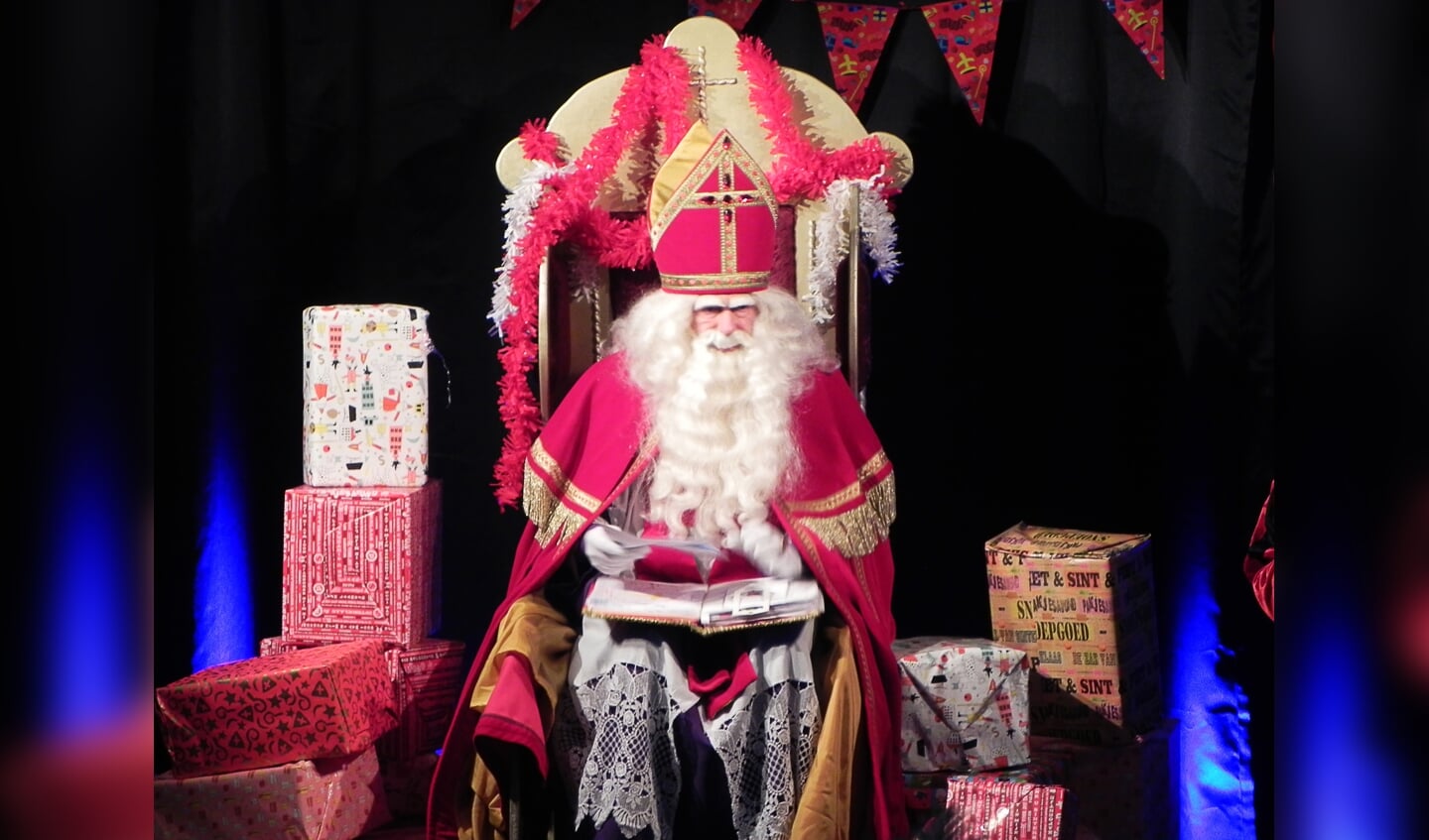 In het Kwartier las Sinterklaas de brieven voor die hij van de kinderen ontvangen had.