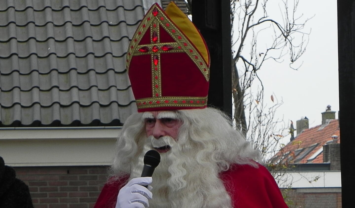 Sinterklaas houdt een toespraakje voor alle mensen die hem zijn komen verwelkomen.