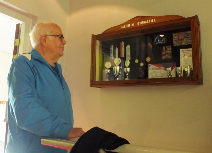 Erelid Gert van den Berg onthult de prijzenkast die hij schonk aan Larsheim Gymnastiek