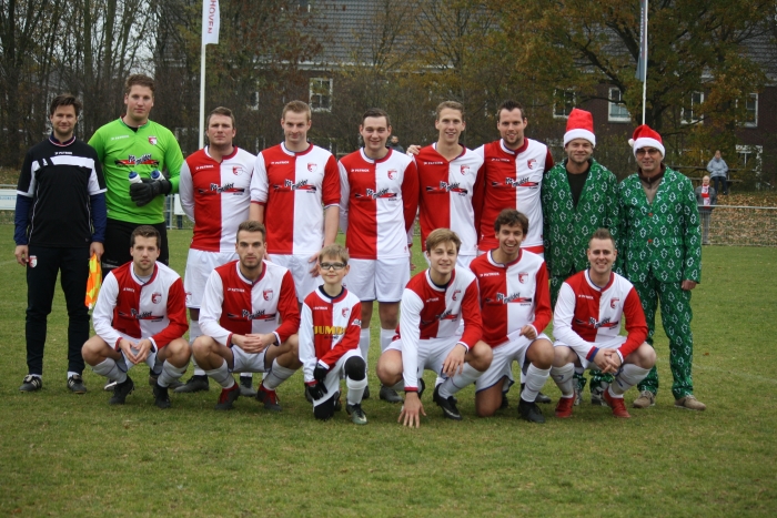 Het elftal van AURORA voor aanvang van de wedstrijd tegen SCHALKWIJK.