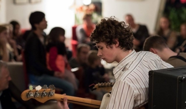 Uniek aan Muziek bij de Buren is dat de optredens plaatsvinden in huiskamers verspreid door de hele stad.