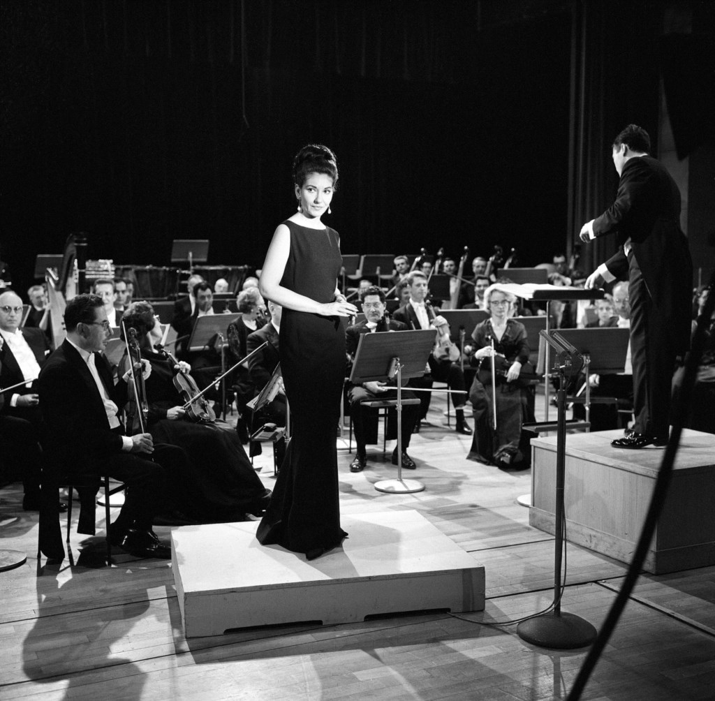 Maria Callas accompagnée par l'Orchestre National de l'ORTF, dirigé par Georges Prêtre, au studio 102 de la Maison de la Radio pour l'émission télévisée "les Grands interprètes" réalisée par Gérard Herzog