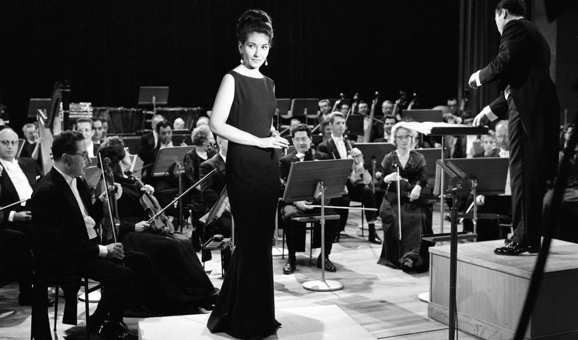 Maria Callas accompagnée par l'Orchestre National de l'ORTF, dirigé par Georges Prêtre, au studio 102 de la Maison de la Radio pour l'émission télévisée 