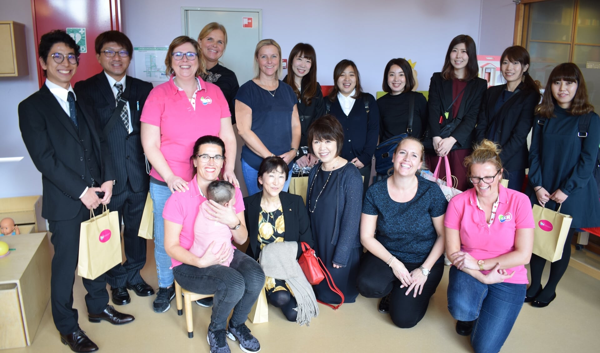 Japanse managers en pedagogisch medewerkers enthousiast na leerzaam bezoek aan SKH-kindercentrum ’t Groene eiland in Hoofddorp