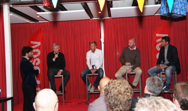 Praten over voetbal met, in het midden, topcoach Andries Jonker.