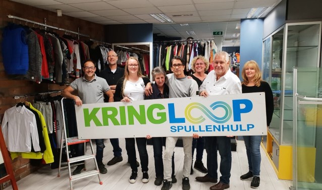 Enthousiaste medewerkers van Kringloopcentrum Spullenhulp met Paul Frijling (tweede van links) en Bert de Wilde (tweede van rechts)