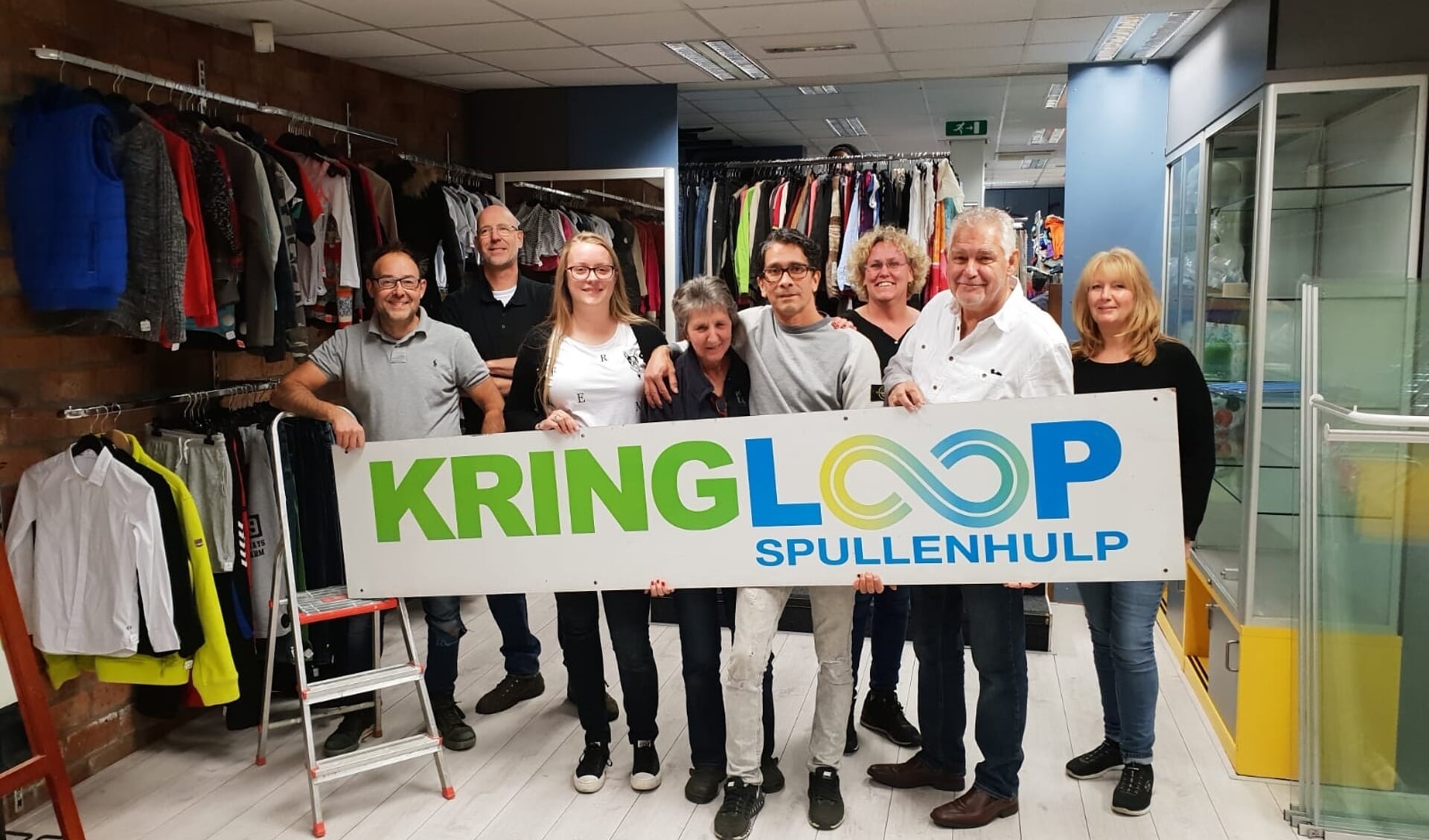 Enthousiaste medewerkers van Kringloopcentrum Spullenhulp met Paul Frijling (tweede van links) en Bert de Wilde (tweede van rechts)