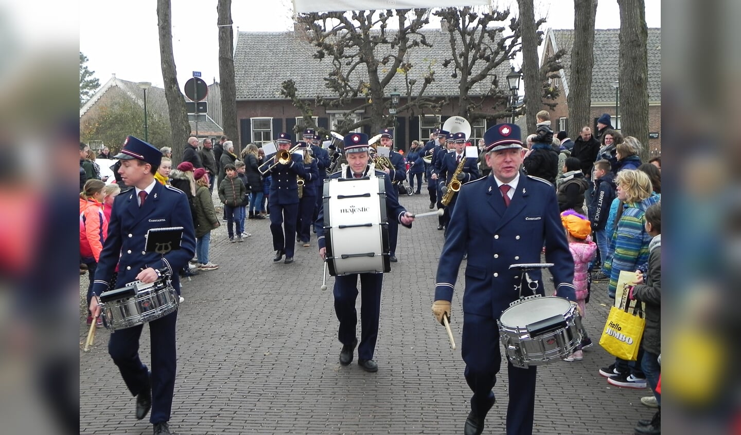 Drumfanfare Constancia liep voor de Sinterklaas stoet uit.