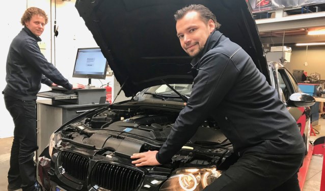 Maarten van Egmond (links) en Jeffrey van de Pol van JM Automotive onderhouden en repareren alle merken auto's.