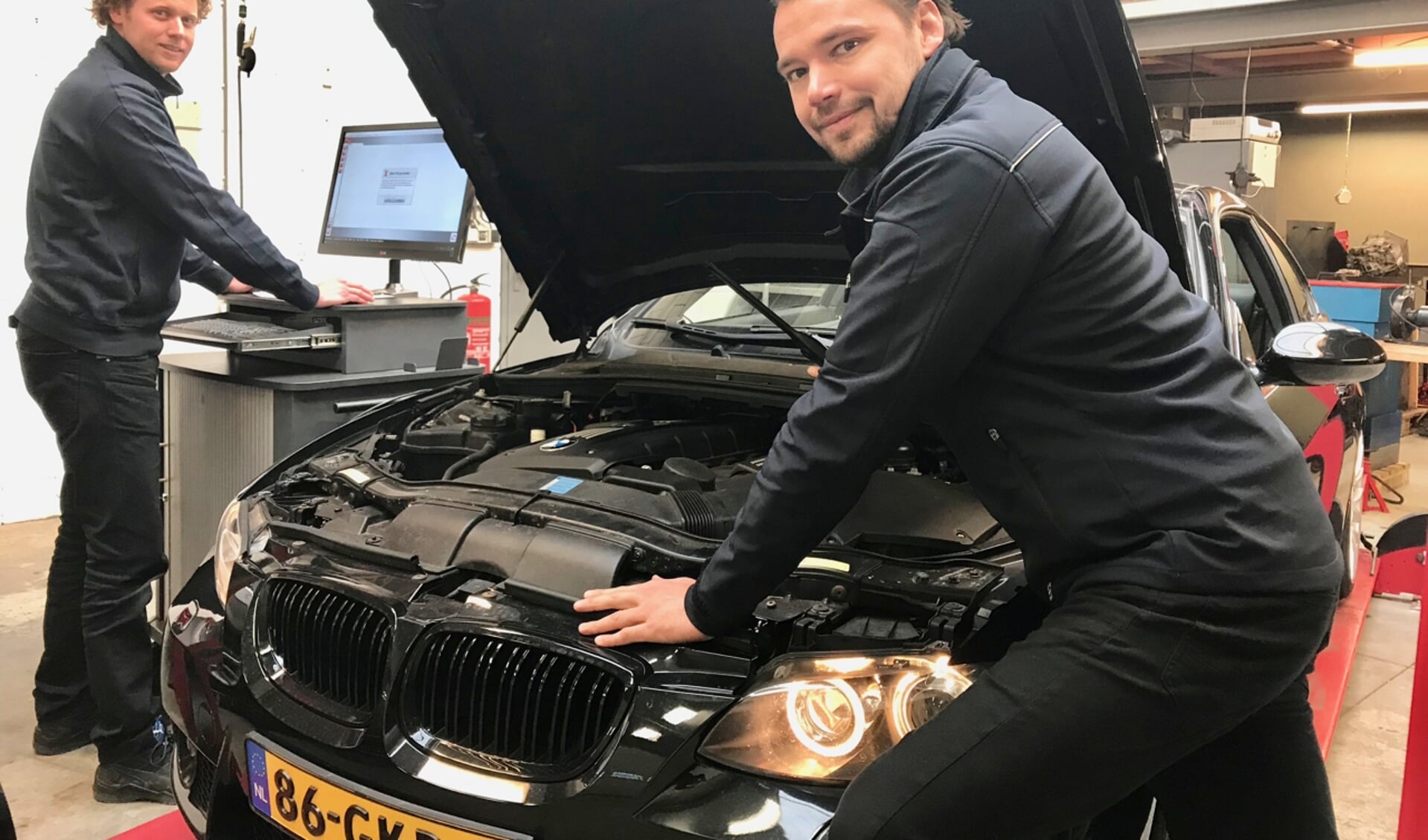 Maarten van Egmond (links) en Jeffrey van de Pol van JM Automotive onderhouden en repareren alle merken auto's.