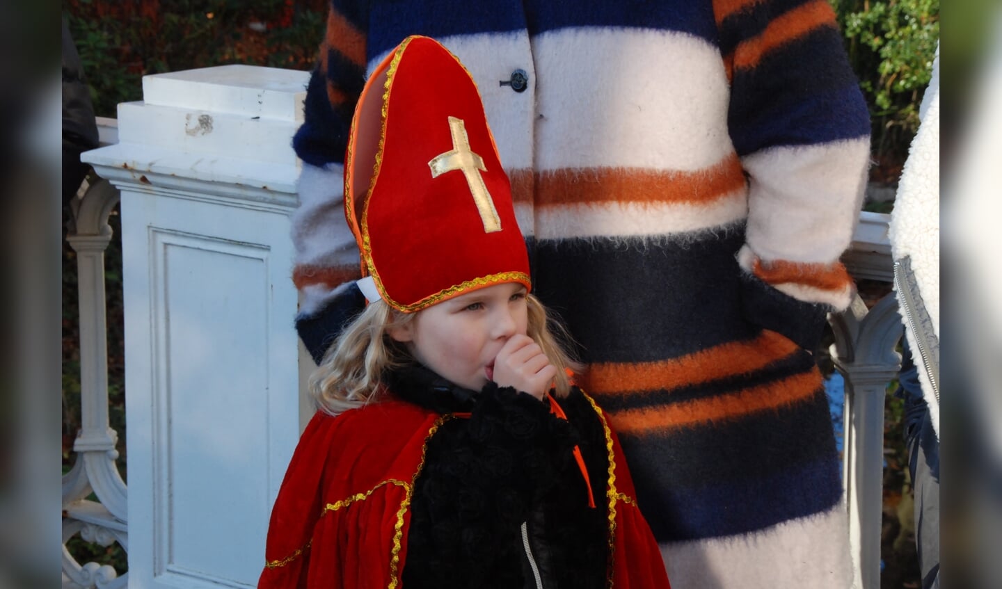 Een hulp Sinterklaas in afwachting van de echte Sint.