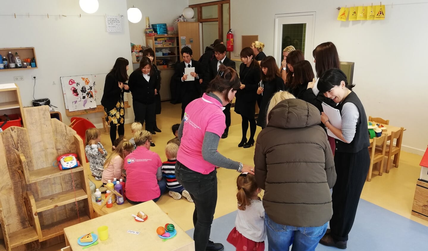 Japanse cursisten bezoeken de enige Peuteracademy van Haarlemmermeer in SKH-kindercentrum 't Groene eiland in Hoofddorp-Floriande