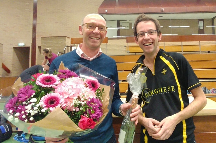 Edwin van Sorge (rechts) neemt officieel het voorzitterschap van BC Doorn over van Joost van Klink