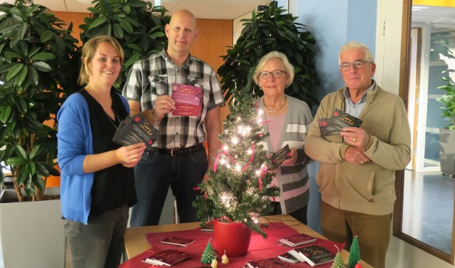 De initiatiefnemers van Gast aan Tafel! Tineke Smallenbroek (De Kleine Schans), Jacco van den Essenburg (Stichting Burgerinitiatief), Anneke Methorst (SWO) en Jan Maasland; (SWO). Jeanine Schaling (Coalitie Erbij) ontbreekt op de foto.