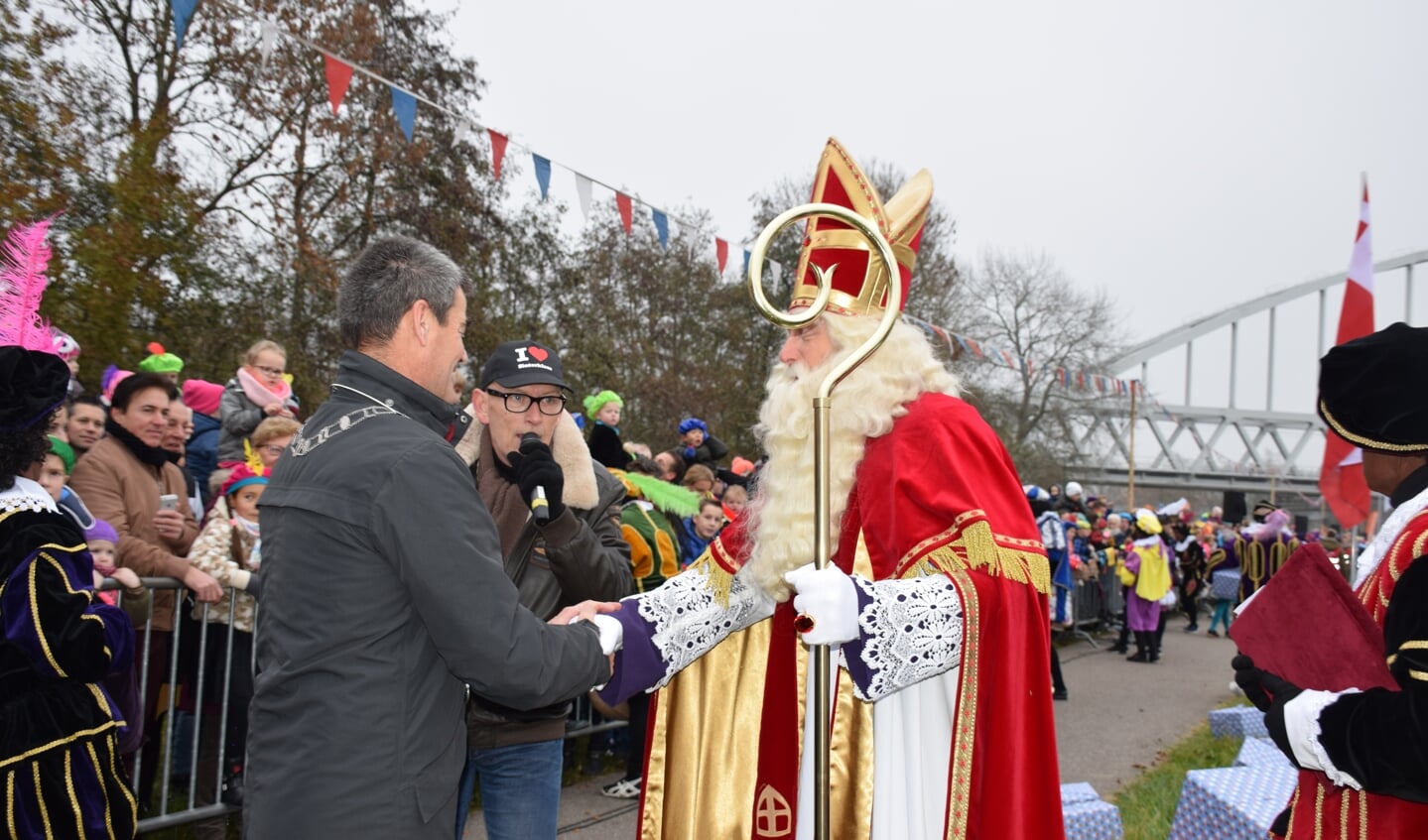 Burgemeester De Jong ontvangt Sinterklaas.