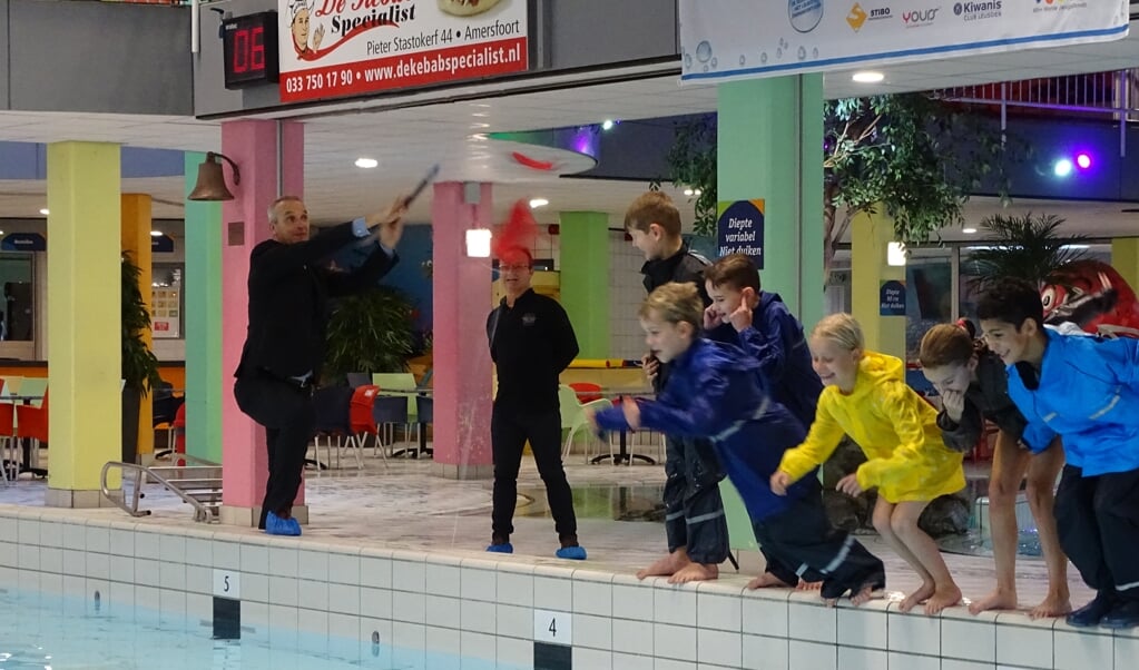 Wethouder Wim Vos gaf in 2018 het startsein voor de eerste Swim Experience, waar dat jaar ruim 1.300 bovenbouwleerlingen van de Leusdense en Achterveldse basisscholen aan deelnamen. 