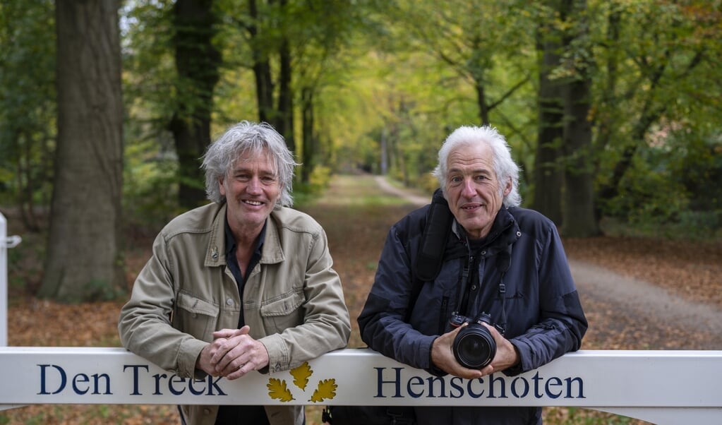 Auteur Marco Willemse en natuurfotograaf Rob Gerritsen samen aan het boek 'Familielandgoed Ontsluierd'.