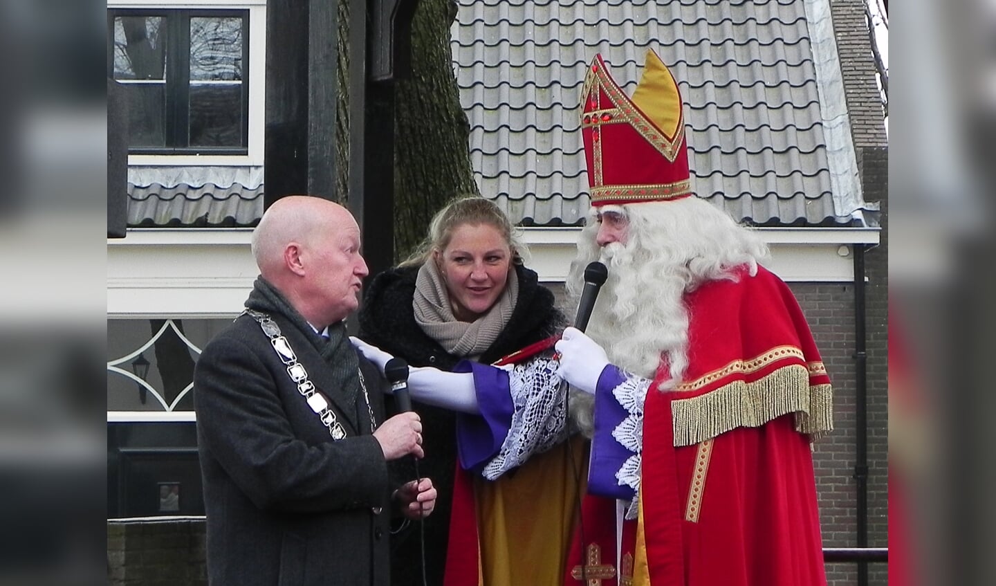 Sinterklaas vraagt aan burgemeester van Bennekom of hij braaf is geweest en iets in zijn schoen heeft gekregen.